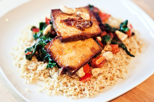 Gebackener Tofu auf Bulgur-Gemüsebett - Vegan Guerilla