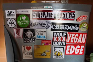 Couchsurfing-Kühlschrank - direkt bekante Sticker entdeckt :)