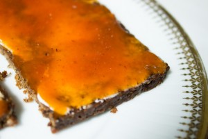 Pumpernickel mit Margarine und Hagebuttenmarmelade