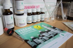 Spinnrad Zubehör-Set & verschiedene kosmetische Rohstoffe